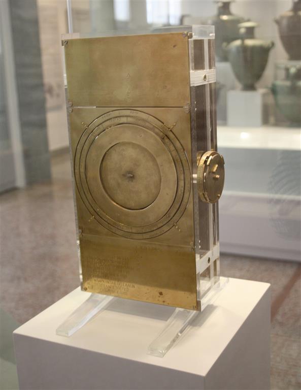 img-pc-9-0145_-_Archaeological_Museum,_Athens_-_Reconstruction_of_the_Antikythera_mechanism_-_Photo_by_Giovanni_D (Medium)