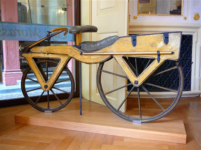 img-bic-07-Draisine_or_Laufmaschine,_around_1820._Archetype_of_the_Bicycle._Pic_01 (Small)